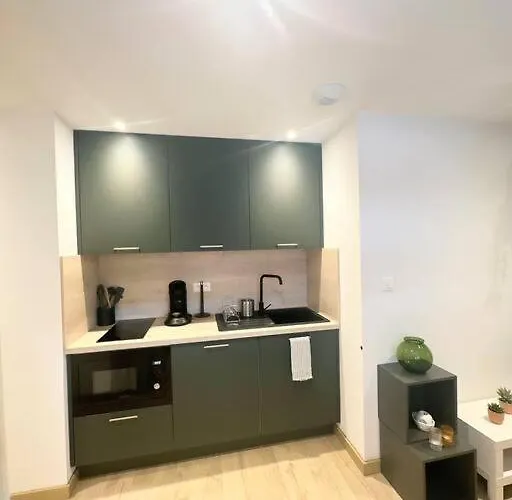 / /sacre Studio/ /wifi/ /parking Prive דירה *